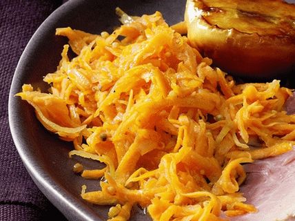 Foto von in Zitrusfrüchten gedünsteten Möhren