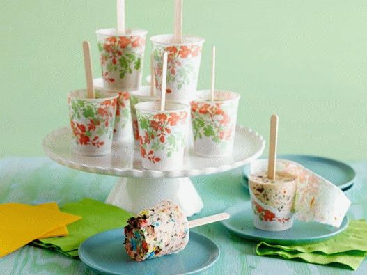 Foto-Eis mit Keksen und Süßigkeiten