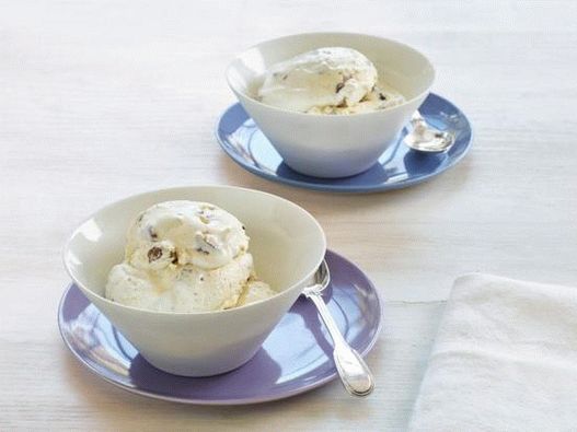 Foto-Eis mit Rum-Rosinen und Pekannüssen