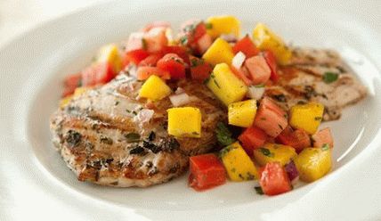 Foto von gegrilltem Wolfsbarsch mit frischem Obst Salsa