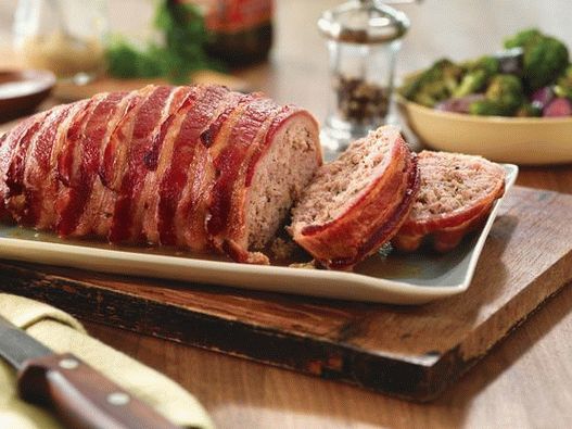Foto von mit Speck umwickeltem Fleischbrot mit Schweinefleisch Foto von mit Speck umwickeltem Fleischbrot mit Schweinefleisch