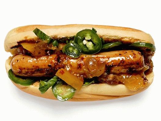 Hot Dog mit Chutney und Gewürzen