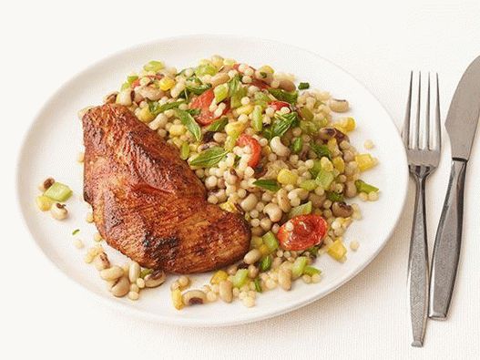 Photo Natürliche Putenschnitzel mit Chili und schwarzen Augenbohnen mariniert