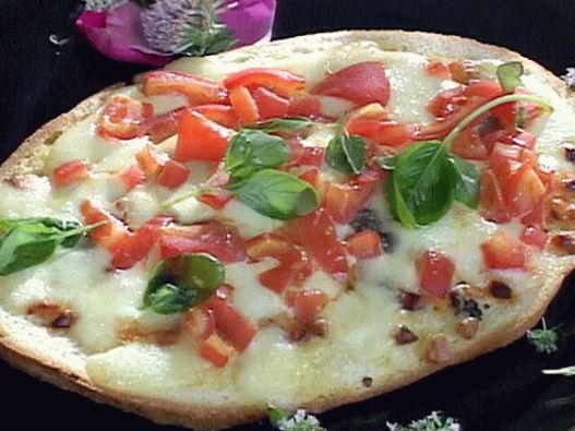 Foto von neapolitanischer Pizza mit Tomatenpüree