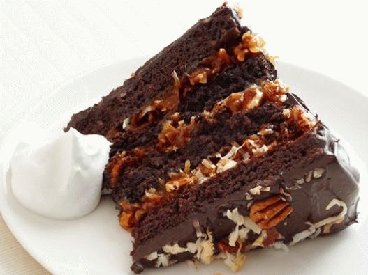 Photo deutscher Schokoladenkuchen mit Kokos und Zuckerguss
