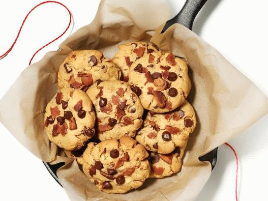 Photo ungesüßte Kekse mit Erdnussbutter, Schokostückchen und Speck