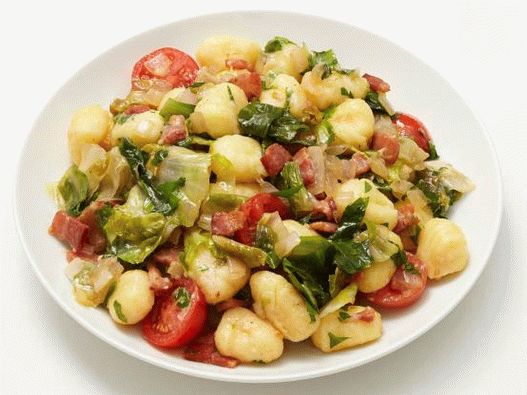 Foto von Gnocchi mit Speck-Escariol-Salat gebraten