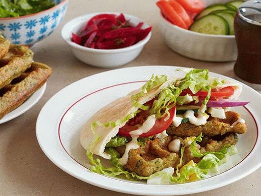 Photo Kichererbsenwaffeln in einem Waffeleisen mit Hummus