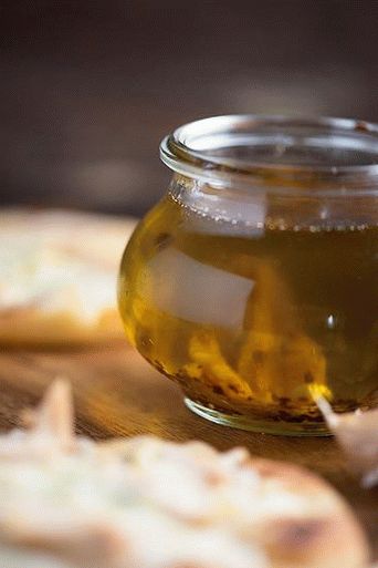 Photo Olivenöl mit Knoblauch und Zitrone