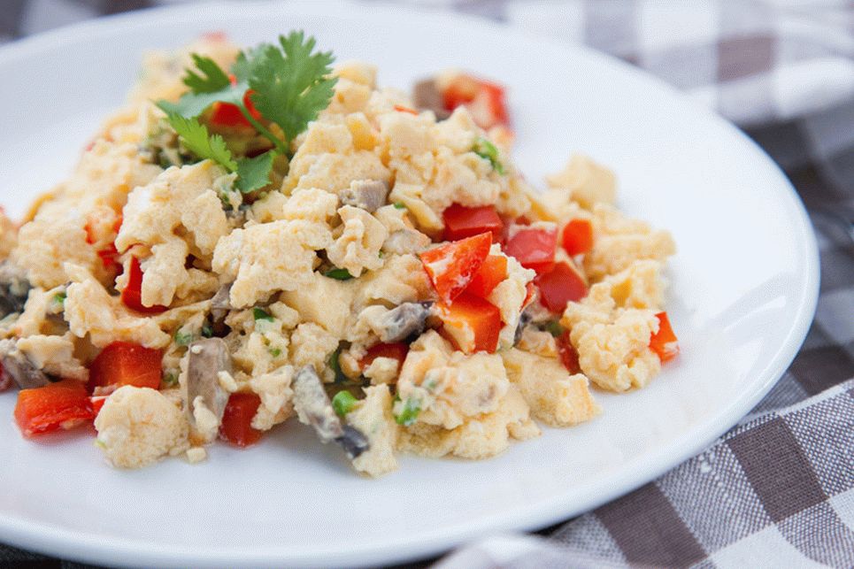 Gedämpftes Omelett mit Gemüse