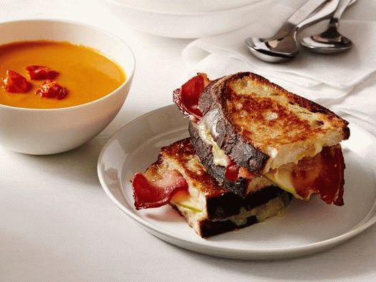Foto des Gerichts - Creme aus gebackenen Tomatensuppe und ein Käse-Speck-Sandwich