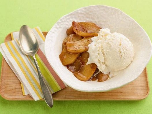 Gebratene Äpfel in einer Pfanne mit Eis