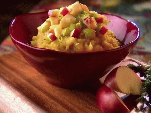 Kürbispüree mit gebackenem Knoblauch und Thymian