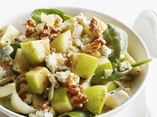 Salat mit Blauschimmelkäse, Walnüssen und Äpfeln