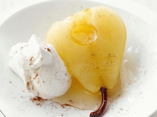 Birnen in Zimtanissirup mit Sahne