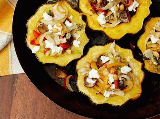 Mit Ziegenkäse und Pilzen gefüllter Kürbis