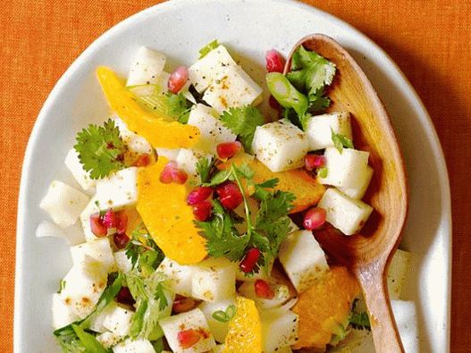 Foto Würziger Hikama-Salat mit Zitrus-Dressing und Granatapfel