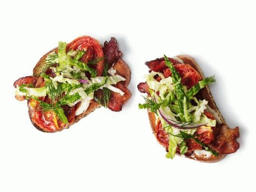 Photo Open Sandwiches mit gebackenen Tomaten