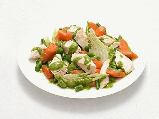 Photo Gekochtes Hähnchen mit Gemüse und Knoblauch-Kräuter-Sauce