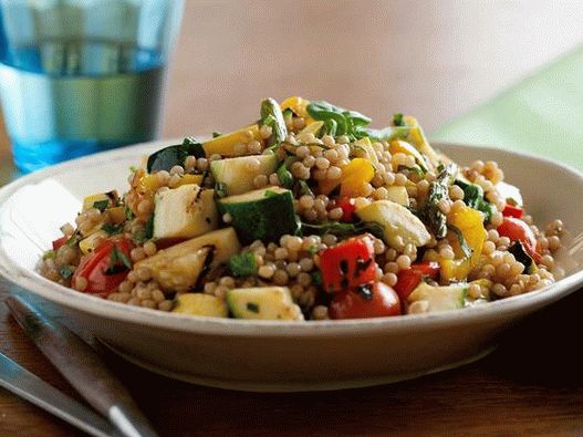 Salat von israelischem Couscous und gegrilltem Gemüse