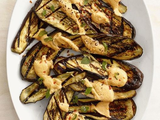 Gegrillte Auberginen mit Erdnusssauce