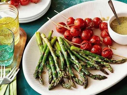 Spargel und gegrillte Tomaten mit Honig-Senf-Sauce