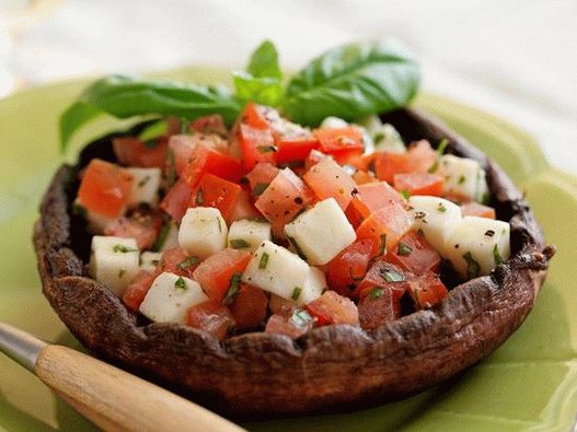 Caprese-Salat in Pilzkapseln auf dem Grill