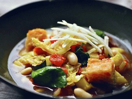 Foto Gemüse Ribollita mit Wirsing, Spinat und Sellerie Foto Gemüse Ribollita mit Wirsing, Spinat und Sellerie