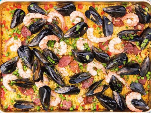 Foto von Paella in einer Pfanne gegrillt