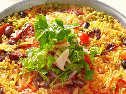 Foto von Paella mit Hähnchen und Chorizo-Würstchen