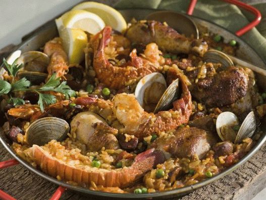 Foto von Paella mit Meeresfrüchten, Huhn und Chorizo