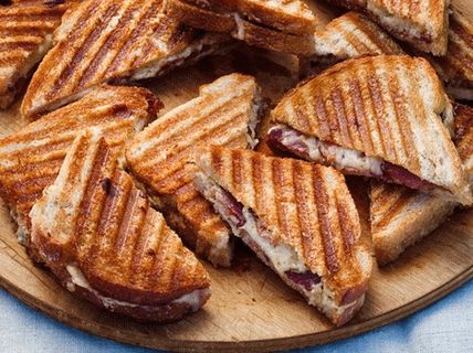 Foto von geräuchertem Speck Panini