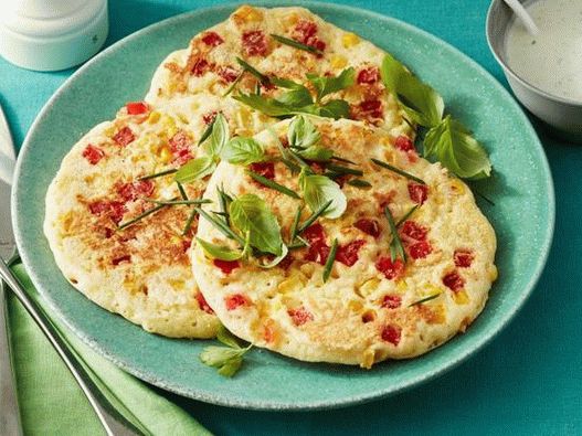 Photo Pancakes mit Mais, Tomaten und Dressing Green Goddess