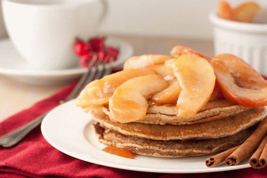 Photo Pancake mit Äpfeln und Ahornsauce
