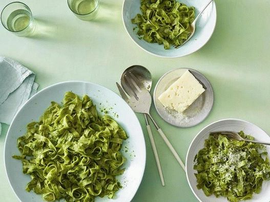 Foto von Fettuccine Pasta mit Minze und Spinat Pesto