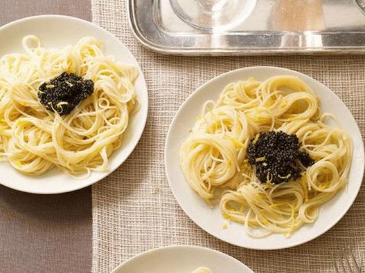 Foto von Pasta Cappellini mit Zitrone und schwarzem Kaviar
