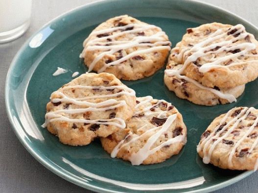 Photo Shortbread Cookies mit Zuckerguss, Mandeln und getrockneten Kirschen