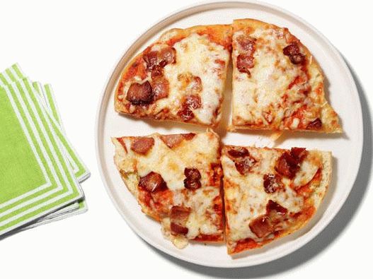 Photo Pizza mit Speck und drei Käsesorten