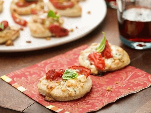 Foto von Pizza mit Gorgonzola, Tomaten und Basilikum