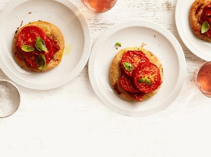 Foto von Pizzetti mit Salami, Tomaten und Basilikum