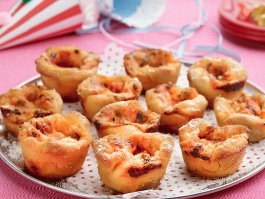 Foto von Pizza mit Hähnchen in Form von Muffins
