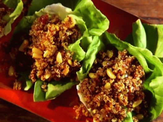 Foto von Quinoa Pilaw auf Salat