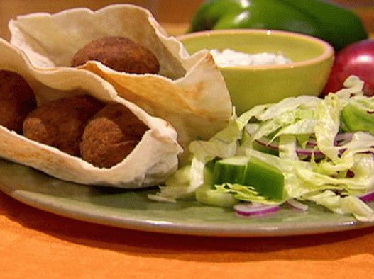 Foto von Pita mit Falafel und Minz-Joghurt-Sauce