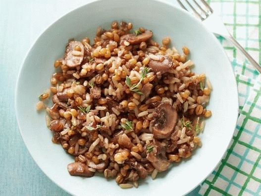 Fotopilaf mit Weizen und Pilzen