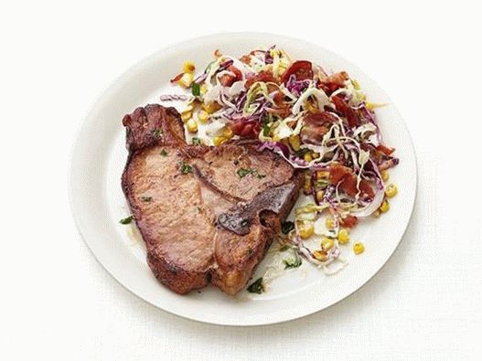 Schweinekotelett-Kohl-Salat mit Speck und Mais