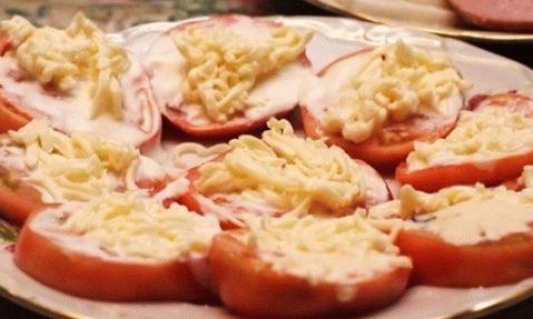Tomaten mit Käse im Ofen