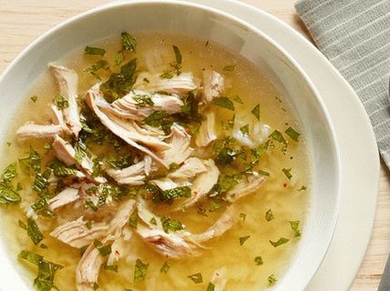 Foto von portugiesischen Hühnersuppe mit Zitrone und Minze