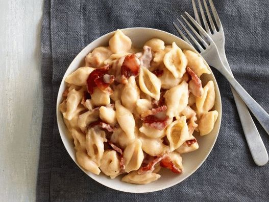 Photo Atemberaubend leckere Pasta mit Käse und Speck