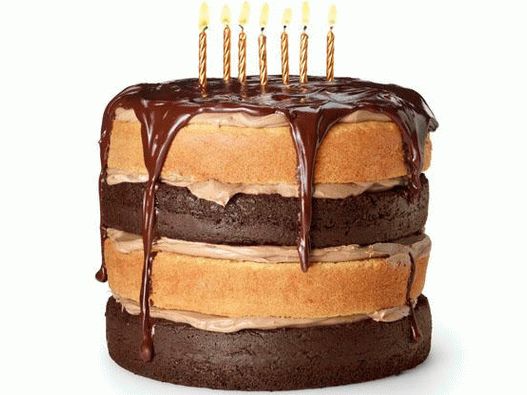 Photo Ein festlicher Schokoladen-Vanille-Keks-Kuchen mit Kaffee-Ganache