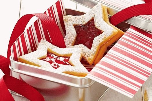 Foto Festliche Kekse, um den Weihnachtsbaum zu schmücken